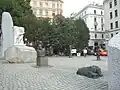 Památník se třemi sochami doplněnými později: „Portrét Bonhoeffera“/ „Orpheus II“ (vzadu vlevo)/„Orpheus I“ (vzadu vpravo)