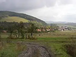 Pohled na dolní část obce od západu. V pozadí vlevo vrch Homole (426 m).
