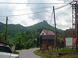 Pohled z obce k Hričovskému hradu