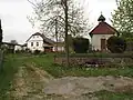Kaplička a domy