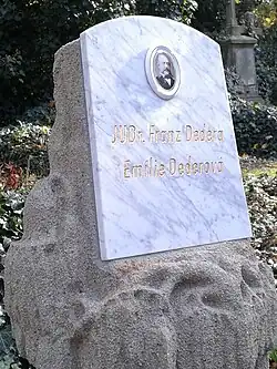 Detail náhrobku