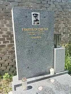 Detail hrobu Františka Ometáka po rekonstrukci (foto 2025)