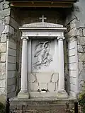 Hrob Ignaze Röslera na boku kostela svatého Mikuláše v Mikulášovicích
