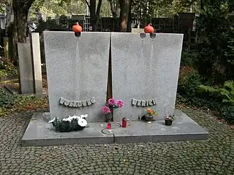 společný hrob Voskovce a Wericha, Olšanské hřbitovy v Praze