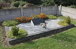 Hrob_obětí_transportu_smrti_z_Osvětimi_(Dlouhá_Třebová).JPG