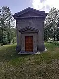zadní pohled na hrobku