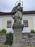 Hrochův Týnec - sloup se sousoším svatého Jana Nepomuckého v Podborské ulici, pod farou (2).jpg