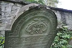 Hroubovice-židovský hřbitov-náhrobky02.jpg