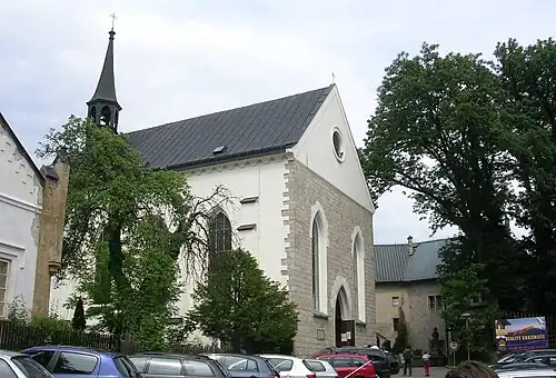 Pohled na kostel sv. Josefa v Hrubé Skále z parkoviště