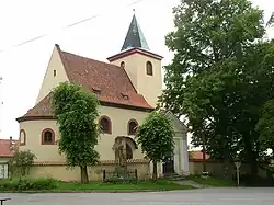 Kostel sv. Václava od severu; před ohradní zdí pomník padlých