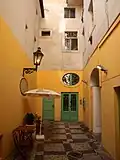 Jeden z dvorků paláce