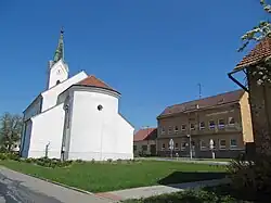 Huštěnovice, kostel zezadu.jpg