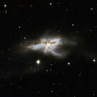 NGC 6240 na snímku z Hubbleova vesmírného dalekohledu