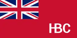 Rudá vlajka s britským Union Jackem v horní levém rohu a písmeny HBC v dolním pravém rohu