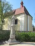 socha sv. Jana Nepomuckého (z roku 1880) za kostelem