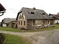 Jeden z domů na návsi