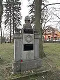 Husova busta v zahradě Husova sboru v Hořelicích.