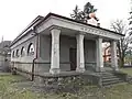 Portikus Husova sboru v Hořelicích se zjevným kubistickým vlivem.