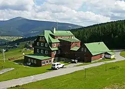 Husova bouda v létě s vrcholem Sněžky v pozadí