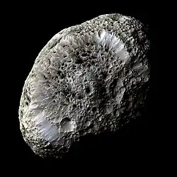 Hyperion ve falešných barvách vyfocený sondou Cassini (2005)