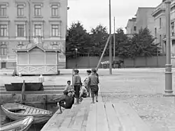 Into Konrad Inha: Chlapci v přístavu Sandviken v Helsinkách, 1908