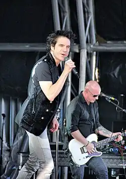 Patrick Monahan a Jimmy Stafford z Train vystupují v lednu 2011