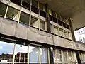 Betonový reliéf obepínající budovu Sdružení projektových ateliérů v Praze 2