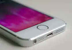 Touch ID funguje jako klasické tlačítko Home, oproti předchozí verzi tlačítka však zmizel typický zaoblený čtverec