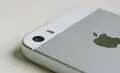 Dvojitý blesk u hlavního fotoaparátu na zádech iPhonu 5S