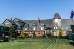 Vnitřní nádvoří, hřiště a hodinová věž Newport Casina, sídla síně sílávy