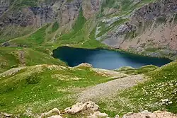 Ibón de Sabocos, ve španělském údolí Valle de Tena. "Ibón" je místní slovo v aragonštině pro ledovcové jezero