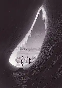 Ledovcová jeskyně, v pozadí loď Terra Nova, 5. ledna 1911, z knihy Les Grands Explorateurs
