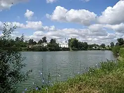 Pohled na chrám Proměnění Páně přes vodní dílo na Ičence
