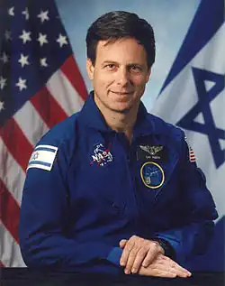 Poprsí a hlava Ramona v uniformě NASA