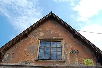 Štít budovy.