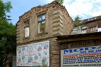 Zřícené části nádraží.