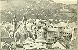 Pohled na palác (vpravo od katedrály) v roce 1897