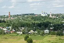 Pohled na město z jižního břehu řeky Nugr
