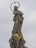 Detailnější pohled na vrcholou sochu Immaculaty