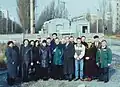 Zaměstnanci Černobylské JE u vjezdu do Pripjati, rok 2000