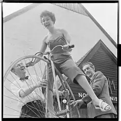 Kjell Lynau: Norská herečka Ingrid Vardund na velocipedu, 1954