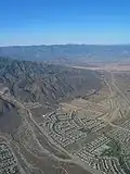 Bytová výstavba ve městě Fontana (Kalifornie), letecký pohled. Od roku 1980 populace města vzrostla o 150 000 obyvatel.