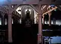 Interiér kostela s dřevěnými pavlačemi