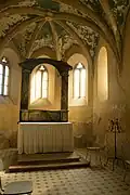 Interiér presbytáře, pozůstatky oltáře svatého Mikuláše