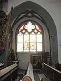 gotické okno jedné ze tří severních kaplí