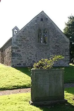 Památník Maurice Wilkse, umístěný na východním konci Kostela sv. Marie, Llanfair-yn-y-Cwmwd