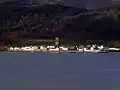 Inveraray z pohledu ze silnice B839 na východní straně zátoky Loch Fyne