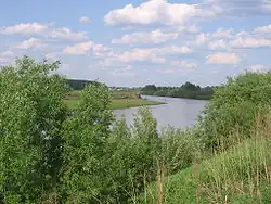 Řeka u ústí blízko vesnice Sarapulka