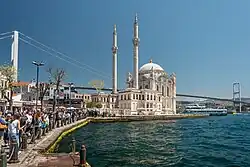 Pohled na Ortaköyskou mešitu na břehu Bosporu