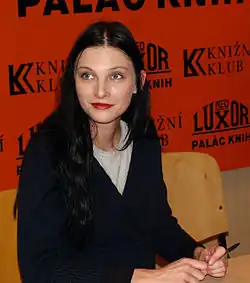 Iva Frühlingová na pražské autogramiádě své knihy Příběhy modelek, říjen 2009
